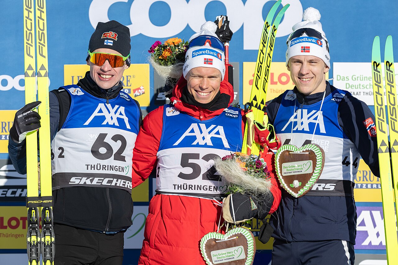Langlauf-Weltcup in Oberhof, Saison 2025/26, 10 km Intervallstart klassisch der Männer – von links nach rechts: Iivo Niskanen (Finnland), Martin Løwstrøm Nyenget (Norwegen) und Erik Valnes (Norwegen) 