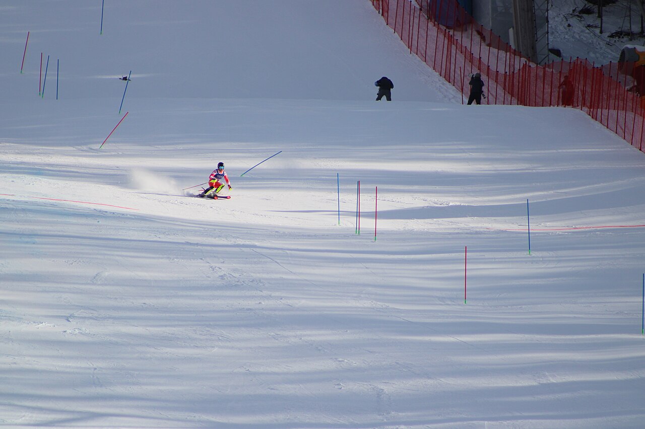 Loïc Meillard impegnato nella manche di slalom speciale della combinata a squadre sulla pista Stelvio di Bormio alle Olimpiadi invernali 2026. Foto scattata il 9 febbraio 2026 a Bormio. Data