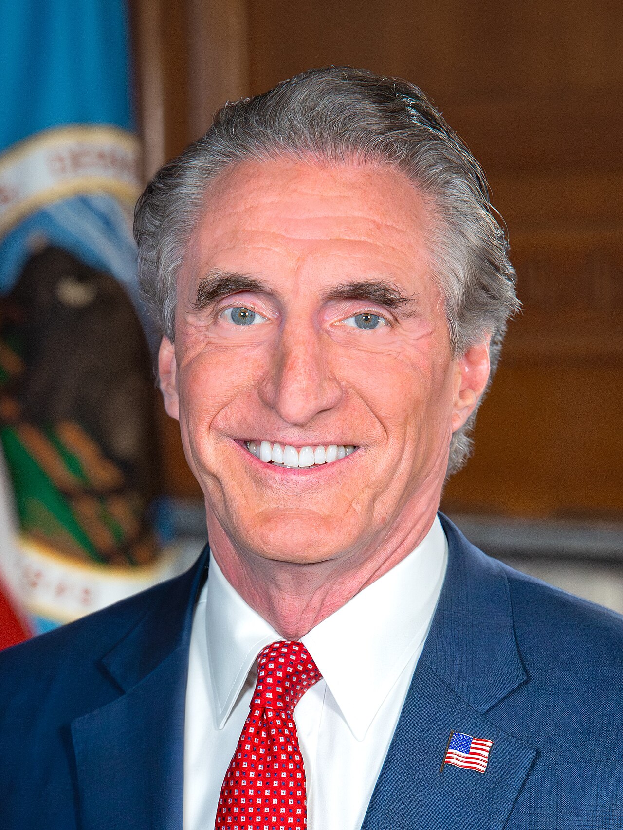 Cropped 2025 United States Secretary of the Interior portrait of Doug Burgum
